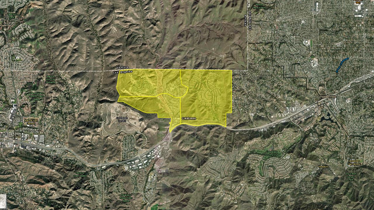 Las áreas al norte de Mountain Gate Drive están bajo advertencia de evacuación hasta al menos el 14/2/25 a las 2:00 p.m. debido al riesgo de flujo de lodo y escombros, sobre todo en Thousand Oaks Boulevard, Parkmor Road, Farmfield Road, Ventura Freeway, Sloan Place, Thousand Oaks Blvd, Upper Las Virgenes Preserve, Las Virgenes Road y Mureau Road.