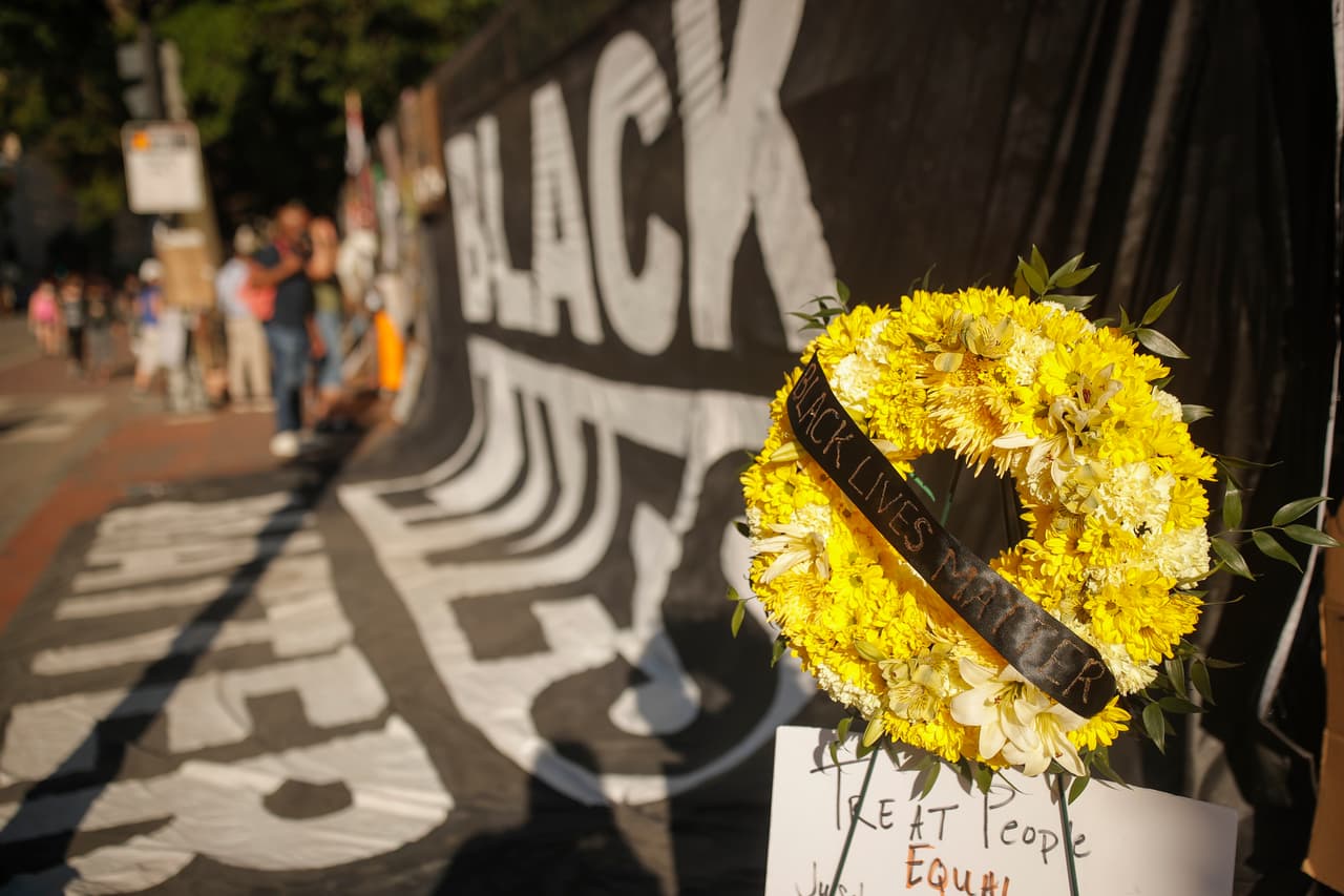Los manifestantes volvieron a protestar este lunes cerca de la Casa Blanca en Washington. Se vieron coronas y pendones del movimiento Black Lives Matters (Las vidas negras importantan). En otras telas los manifestantes escribieron: "Deja de matarnos" y "No soy una amenaza".