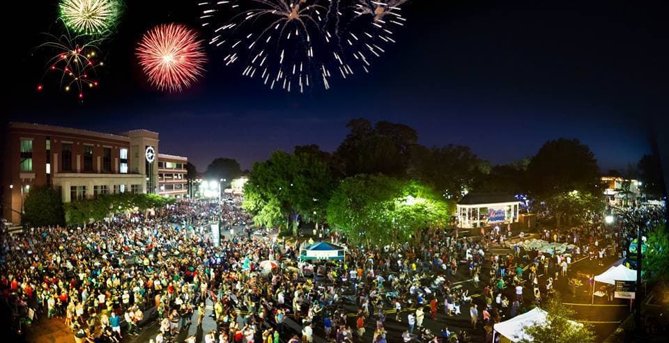<b>Evento</b>: The Fourth in the Park
<br>
<b>Fecha</b>: 4 de julio 
<br>
<b>Lugar</b>: 50 N. Park Square, Marietta.
<br>
<b>Sitio web</b>: 
<a href="https://www.mariettaga.gov/194/Fourth-of-July-Celebration">https://www.mariettaga.gov/194/Fourth-of-July-Celebration</a> 
<br>
<br>Marietta Let Freedom Ring Parade contará con marcha de bandas locales, organizaciones cívicas, negocios locales, reinas de belleza y más. Después del desfile, festivales como el espectáculo de Artes y Oficios y conciertos esperan a los invitados, seguidos de fuegos artificiales y música patriótica.