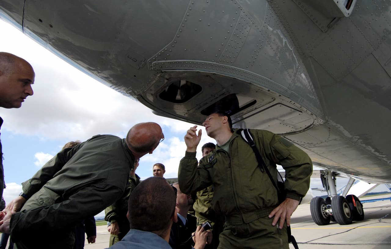 Inspectores militares de la República Checa analizan las cámaras de un avión de reconocimiento estadounidense que iba a sobrevolar su territorio, en julio de 2007.