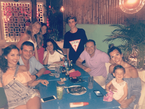 Con esta foto familiar, Alan despidió unos días que estuvieron llenos de muchas diversión.