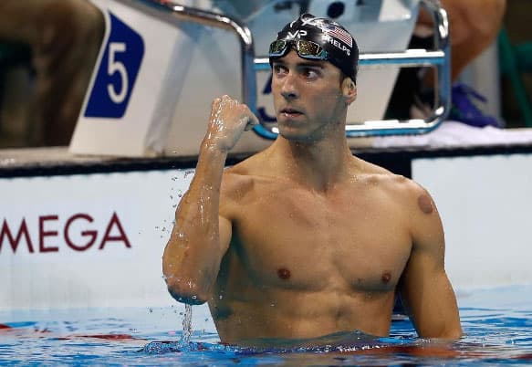 Michael siempre está al pendiente de su familia en las gradas.