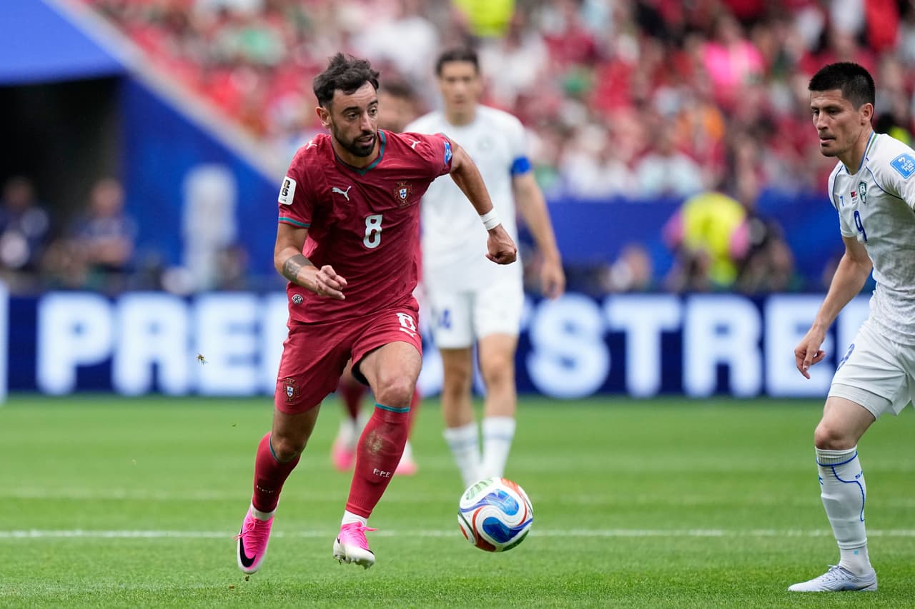 Bruno Fernandes, de Portugal, corre con el balón durante el partido de fútbol del Grupo K de la Copa Mundial