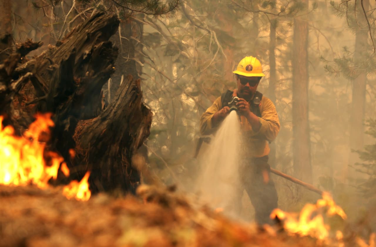 Se esperaba que el viento se calmara de cara al fin de semana, aunque la humedad seguía siendo baja y el lado oriental del fuerte incendio seguía avanzando gracias a árboles y pastos secos, y se adentraba en terreno de difícil acceso para los bomberos, según las autoridades.