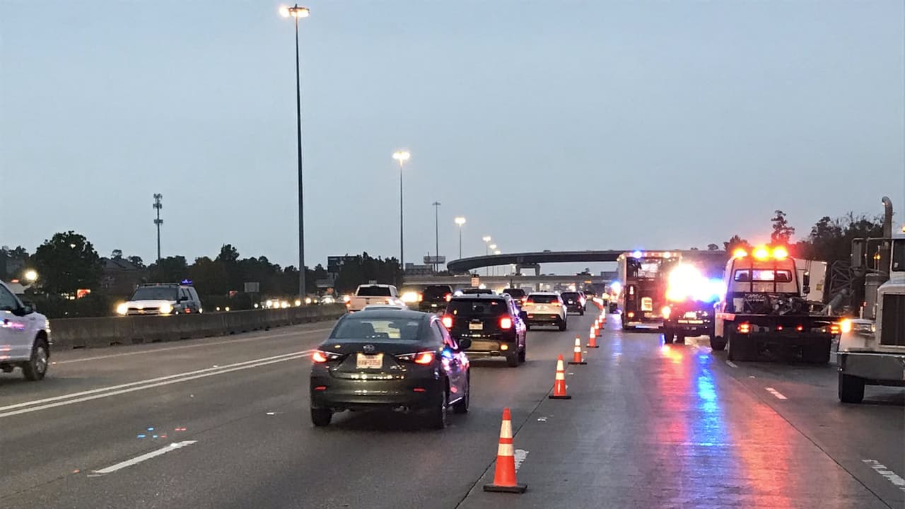 Cierra un tramo de la I-45 Norte, hacia el sur, tras choque entre un camión de carga y un autobús de pasajeros