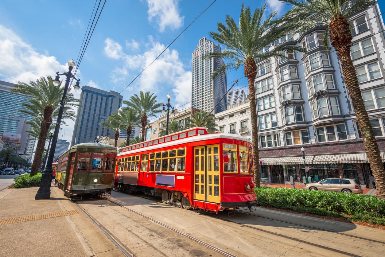 <b>En New Orleans, Louisiana</b>
<br>
<br>🔘 El ingreso medio en esta ciudad es de $43,258 al año.
<br>🔘 El ingreso que se recomienda tener para poseer una casa es de $69,695.75
<br>🔘 El ingreso que se recomienda tener si vas a alquilar una vivienda es de $67,175.75