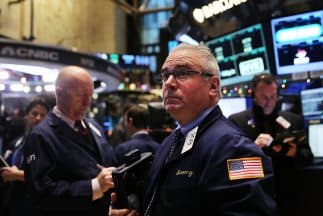 Wall Street estrena su primer día al alza de 2015