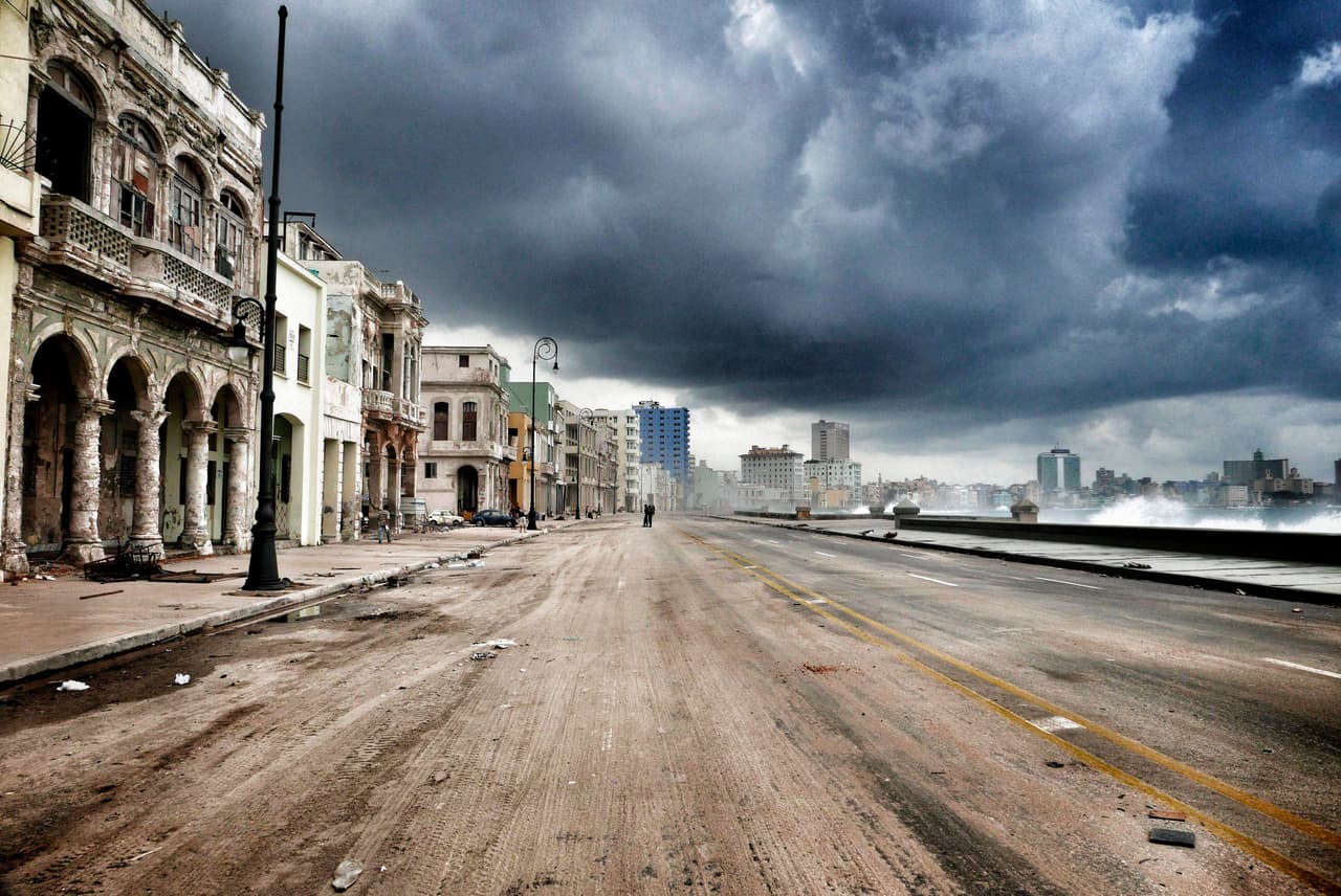 El malecón de La Habana suele estar transitado por turistas y habaneros que por la tarde se sientan en los bordes con vista al mar. Está cerrado al tráfico y completamente desierto tres días después de que el huracán Irma pasara por Cuba.