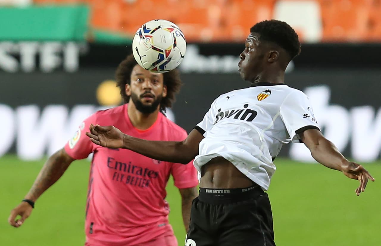 Real Madrid recibe una goliza por parte del Valencia durante la novena jornada de LaLiga. Karim Benzema abrió con gol para los 'Merengues', sin embargo Carlos Soler se luce haciendo un hat-trick y Rafael Varane se encarga de sumar un gol más para los 'ches', dejando el marcador 4-1.