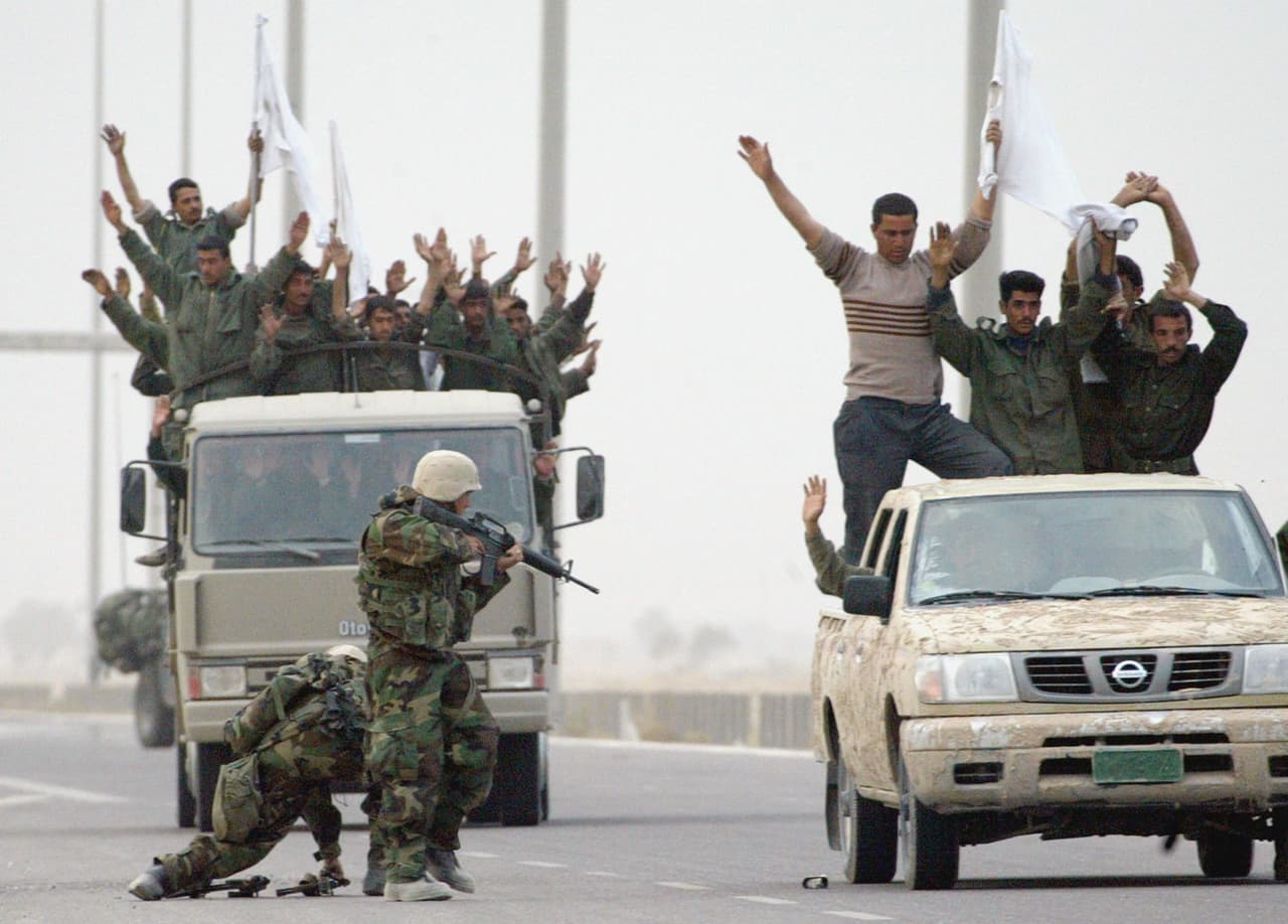Un grupo de soldados iraquíes se rinde ante un pelotón estadounidense en su avance hacia Bagdad.