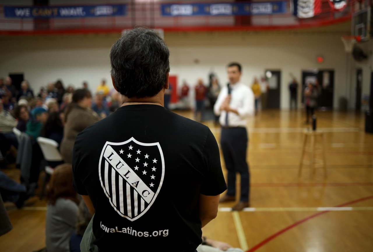 Son pocos y votan poco, ¿por qué las campañas deben hablarle a los hispanos de Iowa?