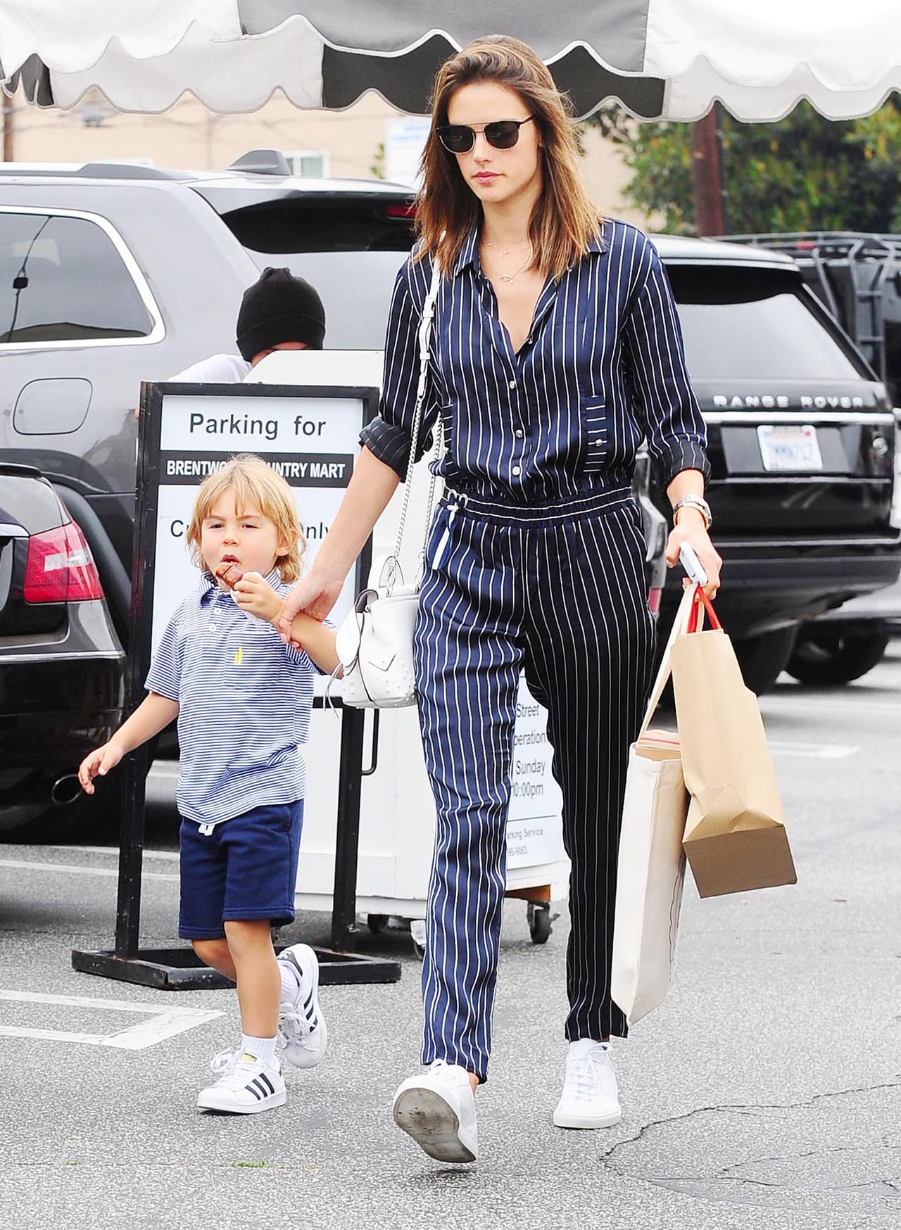 Alessandra lista para recoger a su nena.