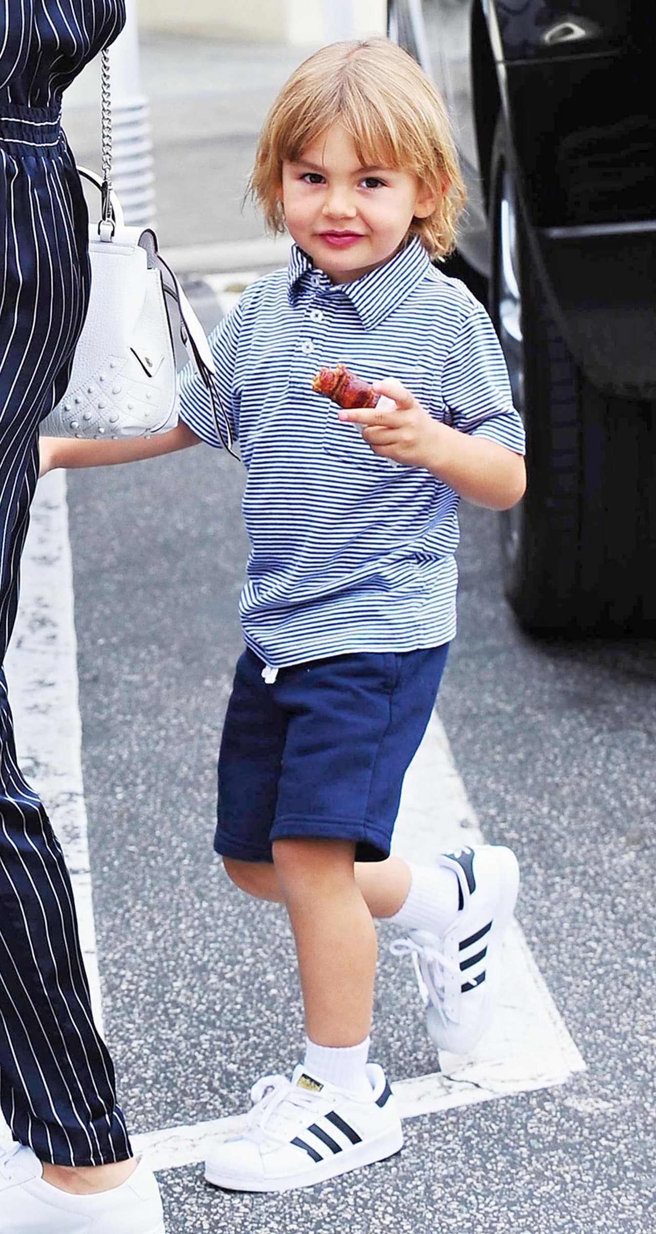 ¡Y Noah no se queda atrás posando para las cámaras!