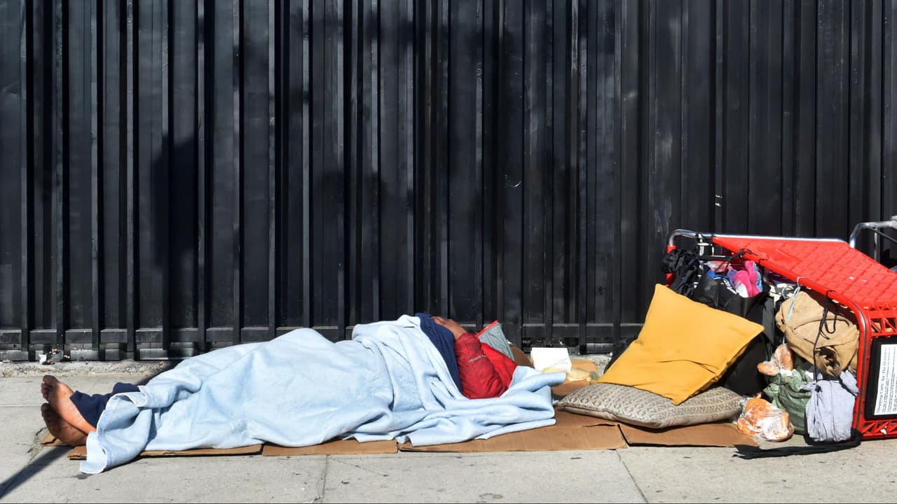 <b>Mira también: </b>Además de sus difíciles condiciones de vida, los desamparados que deambulan por las calles deben enfrentarse a las temperaturas que, en muchos lugares, superan los tres dígitos. “La falta de hidratación y aire acondicionado para apaciguar el calor empeora su situación”, explicó Sonia Vega, profesora de nutrición de la Universidad de Arizona, quien señaló que es importante ayudar a estas personas proporcionándoles agua y espacios seguros que los protejan. 
<b><a href="https://vix.com/es-es/canales/channel-callsign-frequancy-news-24-7?utm_medium=internal_referral&utm_source=univision&utm_campaign=evergreen&utm_content=ed_news&utm_term=video" target="_blank">Puedes ver en ViX más noticias gratis.</a></b>