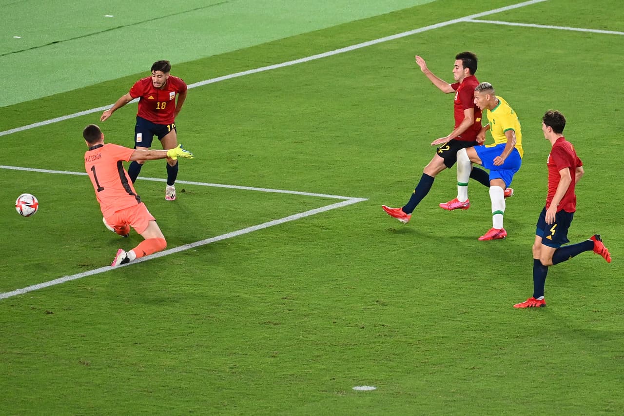 Richarlison hizo un jugador y la pelota terminó estampados en el horizontal, se perdía el segundo brasileño.