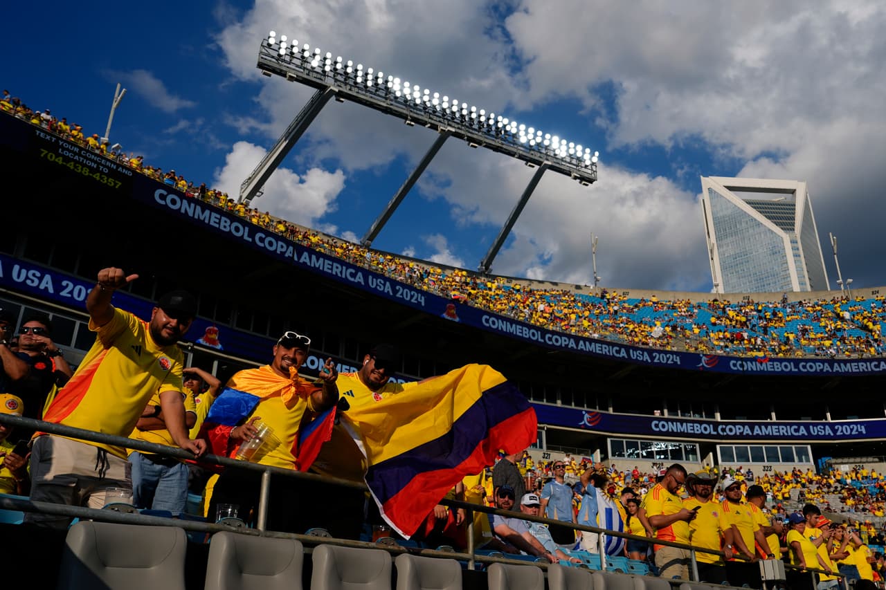 Los aficionados colombianos esperan el inicio de un partido de semifinales de la Copa América contra Uruguay en Charlotte, Carolina del Norte, el miércoles 10 de julio de 2024. (Foto AP/Julia Nikhinson)