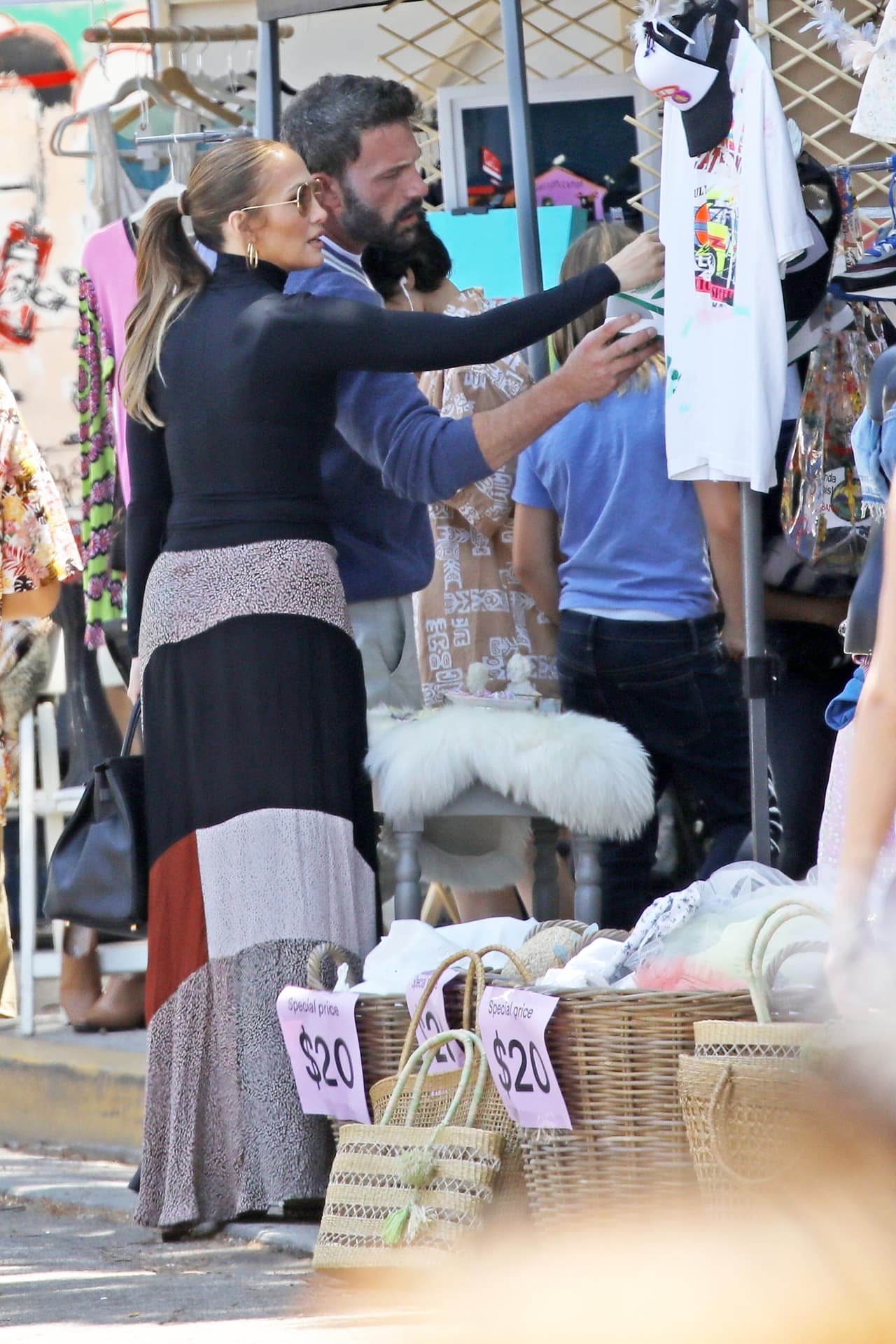 Los paparazzi captaron a Ben Affleck comprando algunas gangas de un dólar.
<br>