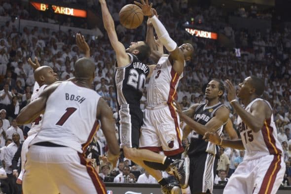 Habrá séptimo juego entre los Spurs y los Heat (30 fotos) ¡Locura total! Un juego electrizante, inolvidable, donde ambos equipos dieron una demostración inolvidable en el American Airlines Arena, manteniendo en vilo a los fanáticos en San Antonio y en Miami, primero durante los 48 minutos regulares y después en los 5 minutos de OT. .Tim Duncan, con una clásica demostración durante todo el partido, anotó más tantos en la primera mitad que la combinación de los 3 de Miami, Wade-James-Bosh 25/21, facilitando que los Spurs dominaran al Heat hasta comenzar el cuarto período, cuando Miami llevo a cabo un cambio de jugadores. Cuando solo faltaban 5 segundos para coronarse campeones los San Antonio Spurs, el incomparable Ray Allen empató el partido con un tiro de 3 puntos, forzando el OT. Con 1:43 en el reloj, LeBron James (triple/doble, 32 puntos, 11 asistencias y 10 rebotes) encaramó al Heat 101-100, y al concluir el OT, de nuevo Allen realizó una formidable jugada defensiva, dando dos puntos más al Heat, que terminó, a pesar de los umpires y para desconcierto de los comentaristas que daban el cetro a San Antonio, 103-101 sobre los Spurs. .