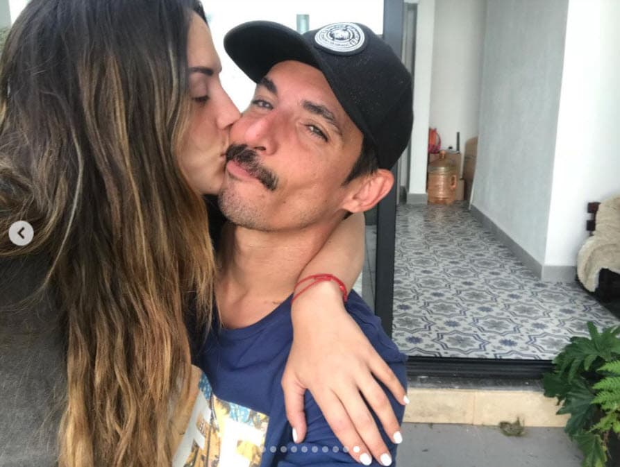 "Cómo hemos cambiado, la
<b><a href="https://www.univision.com/famosos/alberto-guerra-agradece-zuria-vega-ignorara-amigxs-fotos" target="_blank"> cantidad de veces que nos hemos perdido</a></b> para después reencontrarnos", continuó, "celebro que seas mi amigo, el padre de nuestros hijos". 
<br>