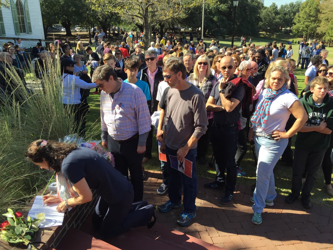 La comunidad en Houston se movilizó para expresar su solidaridad y apoyo con el pueblo francés tras ataques en Paris