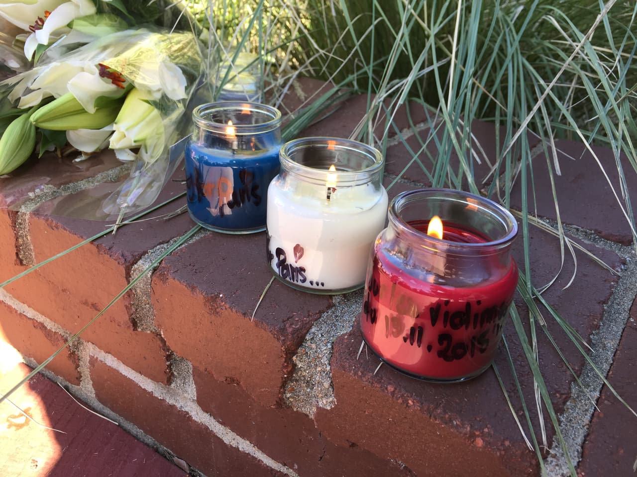 Veladoras y flores fueron traídas hasta el parque Sam Houston para recordar a las víctimas de los ataques terroristas de Paris