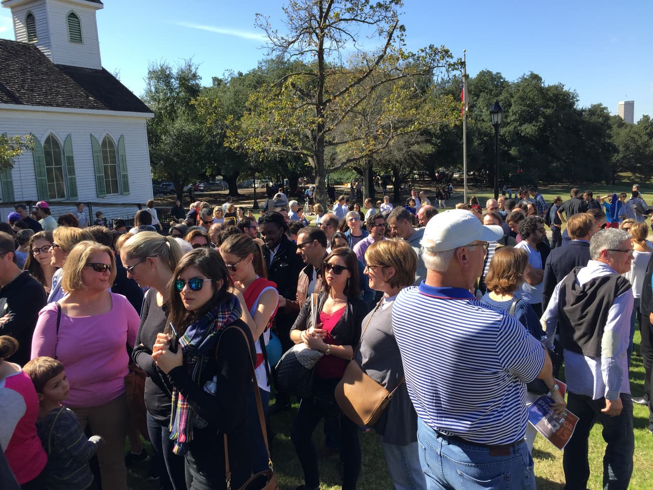 Cientos atendieron al llamado en el parque Sam Houston para manifestar su solidaridad con la comunidad francesa tras atentado terrorista en Paris