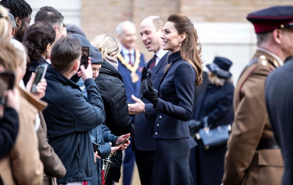 Por su parte, Kate Middleton interactuó con algunos pacientes sobre 
<b>la importancia de la <a href="https://www.univision.com/famosos/kate-middleton-no-desairo-a-dos-maestros-de-primaria-que-20-anos-despues-querian-verla-fotos">salud mental en su rehabilitación</a></b>. Uno de ellos fue el Mayor Peter Norton.
<br>
