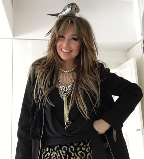 La que tampoco pierde el tiempo es Thalía...