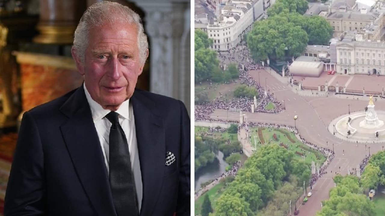 Carlos III se muestra cercano a la gente en su trayecto al Palacio de Buckingham tras ser proclamado rey