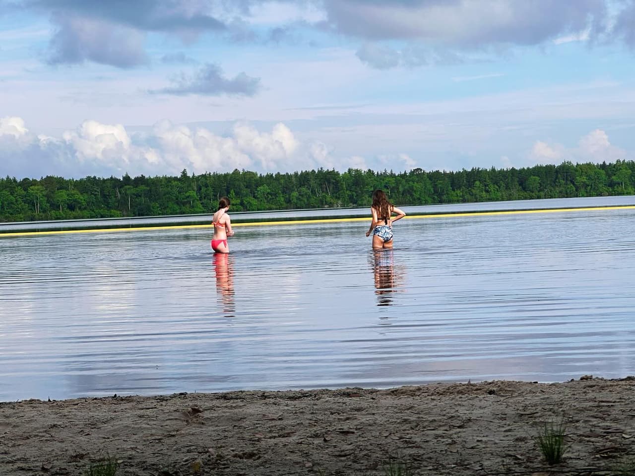 El parque cuenta con varios puntos para pescar y nadar.