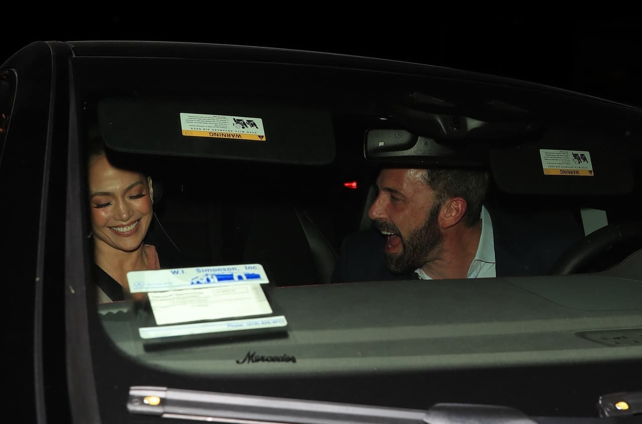 La pareja fue captada así a la par de que JLo reveló en Instagram su nuevo tatuaje que se dibujó en el costado de su torso.
<br>