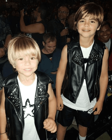 "¡Nosotros también rockeamos, mamá!", es la leyenda que aparece junto a esta imagen de Sasha y Milan, misma que fue tomada durante el concierto que la colombiana ofreció en la ciudad de Chicago.