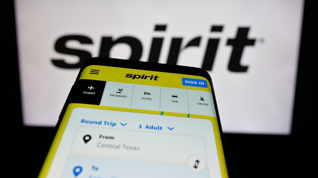 <h3 class="cms-H3-H3">Spirit cierra tras 34 años de operaciones</h3> Spirit fue una de las aerolíneas de bajo costo 
<b>más importantes en Estados Unidos.</b> 
<br>Su modelo permitió 
<b>viajar con tarifas bajas, con cargos adicionales por servicios.</b> 
<br>El cierre llega tras 
<b>años de presión financiera y procesos de reestructuración. </b>
<br>En DFW, el resultado es concreto: aviones en tierra, miles de vuelos que desaparecen y pasajeros que
<b> deben empezar de nuevo con otra aerolínea.</b>