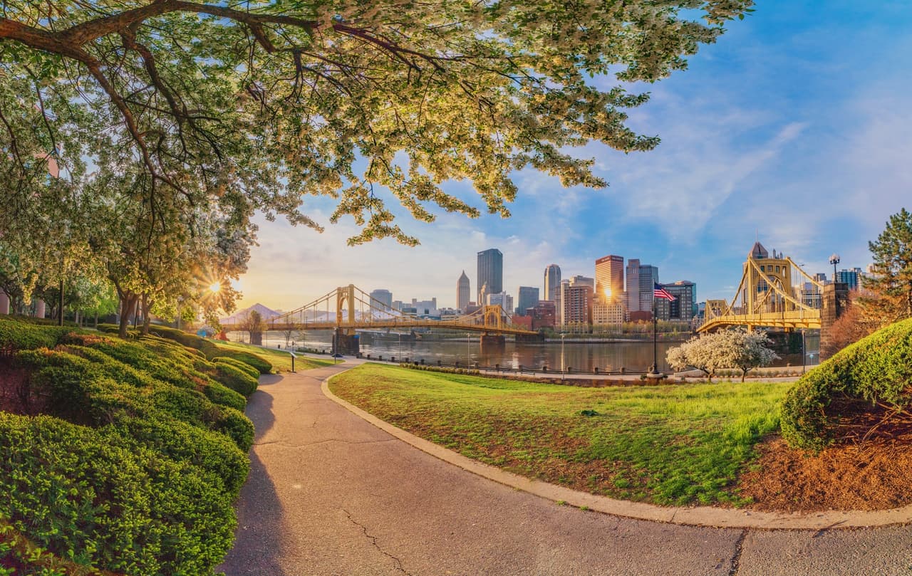 <b>Número 5: Pittsburg</b>. Aunque Pittsburgh es una ciudad grande en general, los 90 vecindarios diferentes que la componen tienen cada uno su propio ambiente único, desde el artístico Lawrenceville hasta el vecindario de Bloomfield, conocido como "La Pequeña Italia de Filadelfia", donde puedes disfrutar de auténtica comida italiana como cannolis y helados. Hay un montón de atracciones para visitar, como el Museo Andy Warhol y el Museo Carnegie de Historia Natural, así como un sinfín de restaurantes y tiendas para explorar.