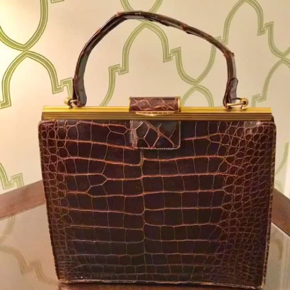 Pero eso no fue todo, pues Tommy no escatimó en gastos y le compró un bolso que perteneció a la estrella de Hollywood en una subasta.