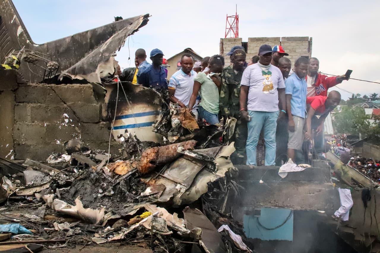 Los accidentes aéreos son frecuentes en la República Democrática del Congo, debido a un mantenimiento deficiente de las aeronaves y a muy laxas políticas de seguridad. El pasado mes, un avión de carga que despegó desde el mismo aeropuerto de Goma y que llevaba a miembros del equipo del presidente del país, se estrelló una hora después del despegue, causando la muerte de las ocho personas a bordo.