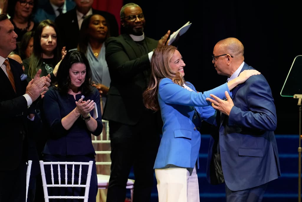 Sherrill criticó los aranceles implementados por la administración Trump, argumentando que aumentan los costos para los residentes. Durante su campaña electoral, vinculó los altos precios al impacto de las políticas arancelarias del presidente.