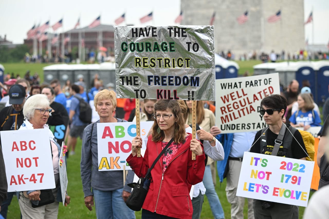 "Tengan la valentía de restringir la libertad de matar", dice otro de los carteles.