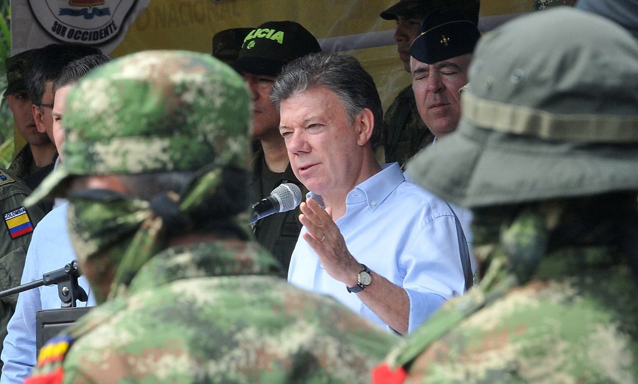 El presidente Juan Manuel Santos recibe a un grupo de guerrilleros del ELN desmovilizados.