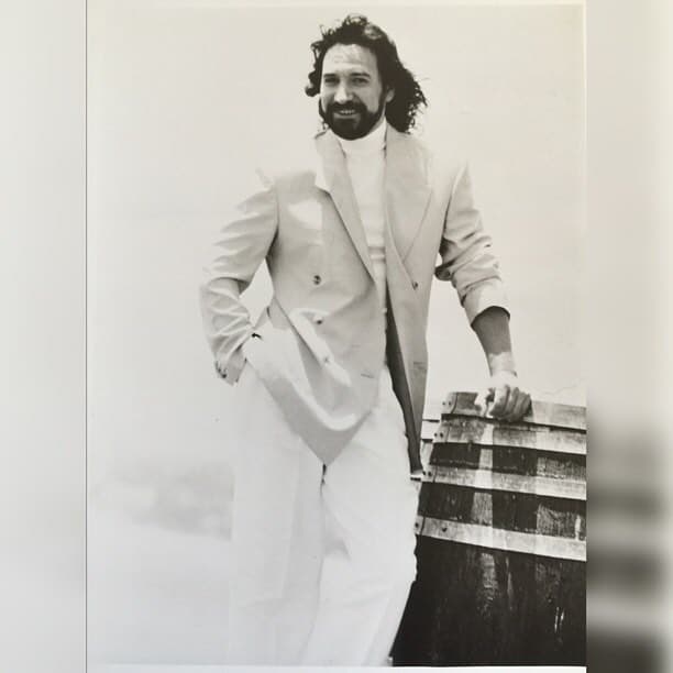 Tras la disolución de la agrupación, Solís lanzó su primer disco en solitario al que denominó "En pleno vuelo". Con este álbum logró vender medio millón de copias en menos de una semana.