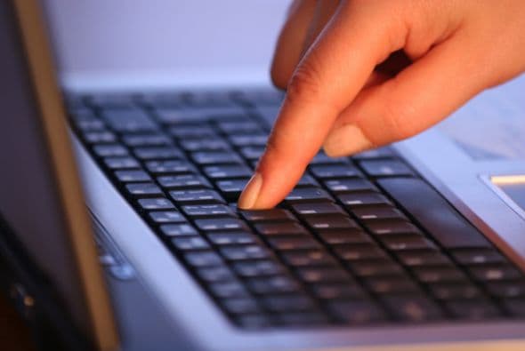 "Las páginas falsas suelen tener problemas de ortografía, van a poner un nombre conocido de una tienda y se va a ver similar. El link debe tener el HTTPS y un candado", dijo.