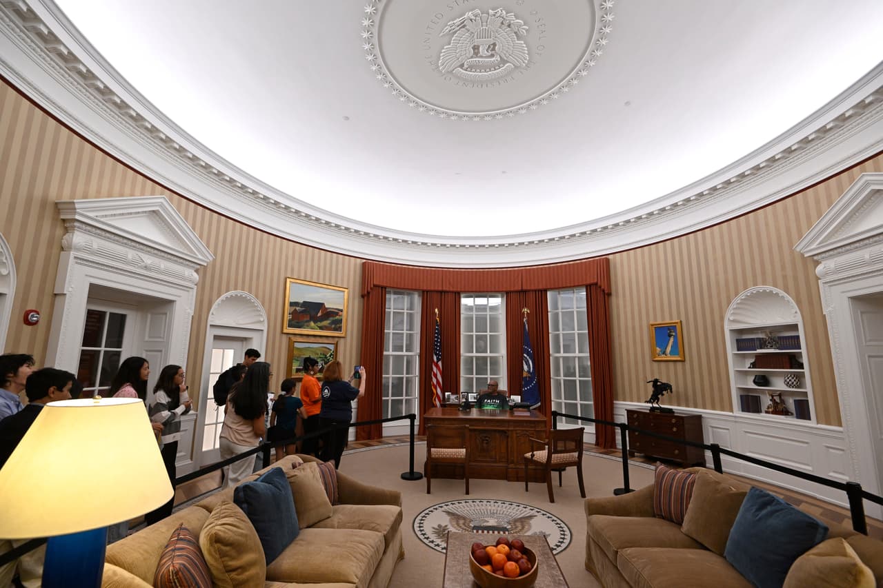 Los visitantes en la réplica del Despacho Oval del expresidente Barack Obama.