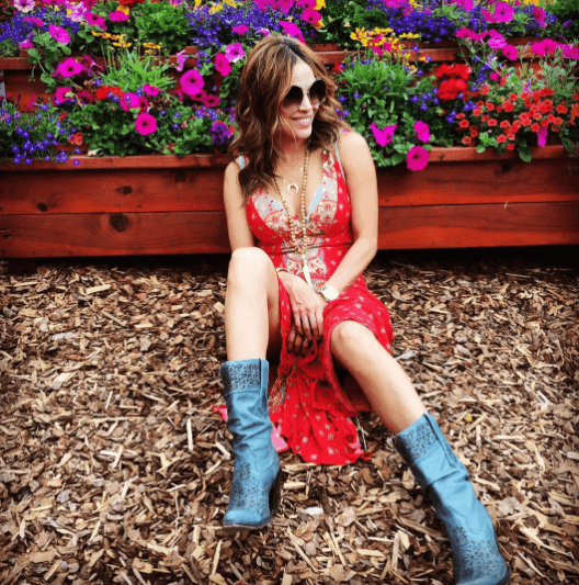 En esta imagen la vemos feliz presumiendo este coqueto look.