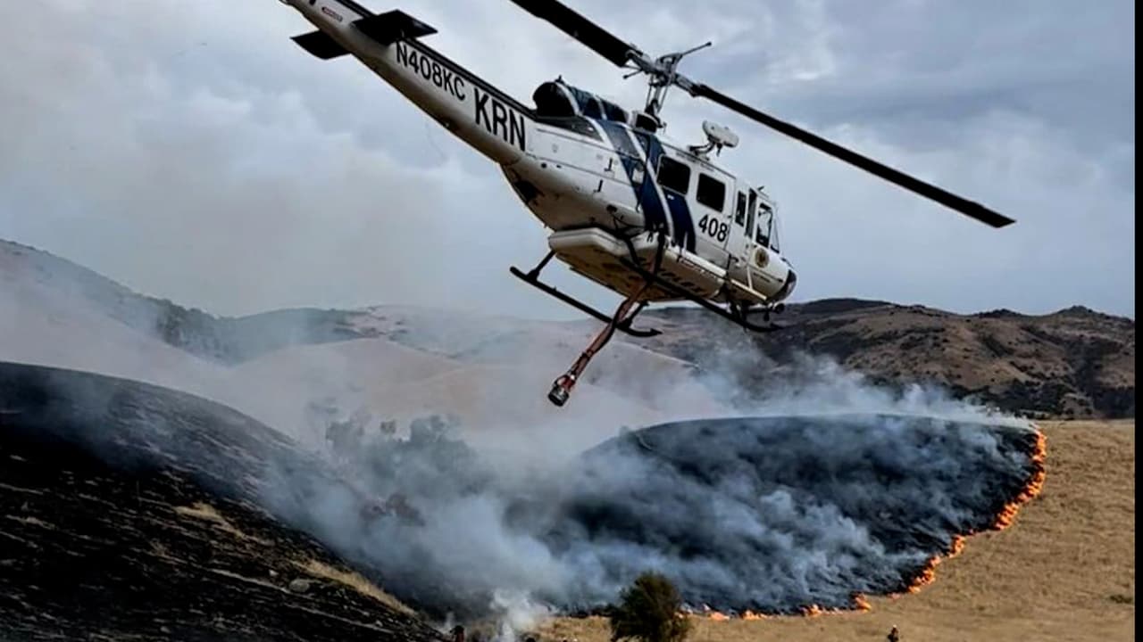 Bomberos del condado de Kern combaten incendio forestal al suroeste de Bakersfield