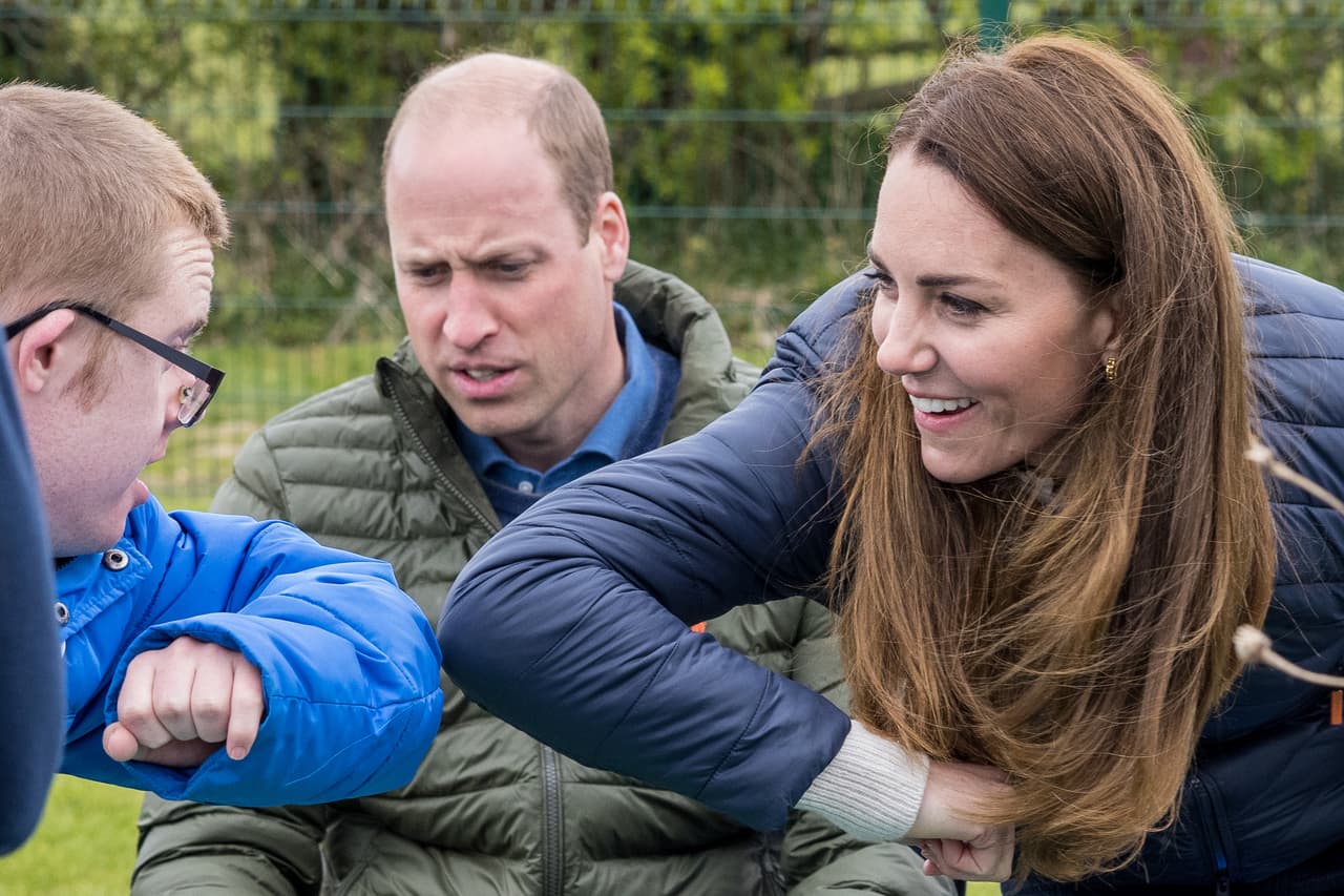 "¿Saben que era mi abuelo? Lamentablemente, murió hace unas semanas. 
<b><a href="https://people.com/royals/kate-middleton-laughs-golfing-fail-prince-william/" target="_blank">Le habría gustado mucho que hubieran recibido sus premios</a></b>", les dijo a los chicos.