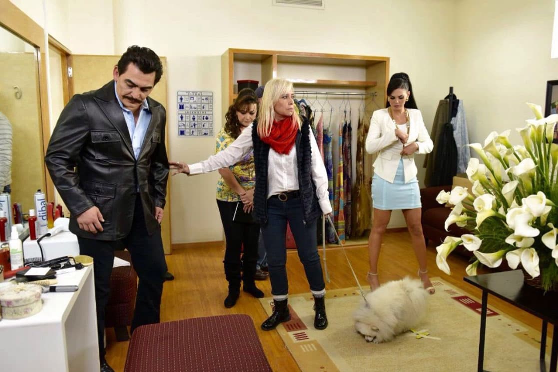 Ese pequeño perro se llama 'Cuco', iba ser parte de una escena pero al final no la grabaron.