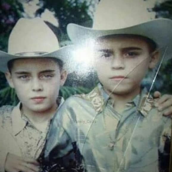 ¿Qué tal Gerardo Ortiz de pequeñito, junto a su hermano?