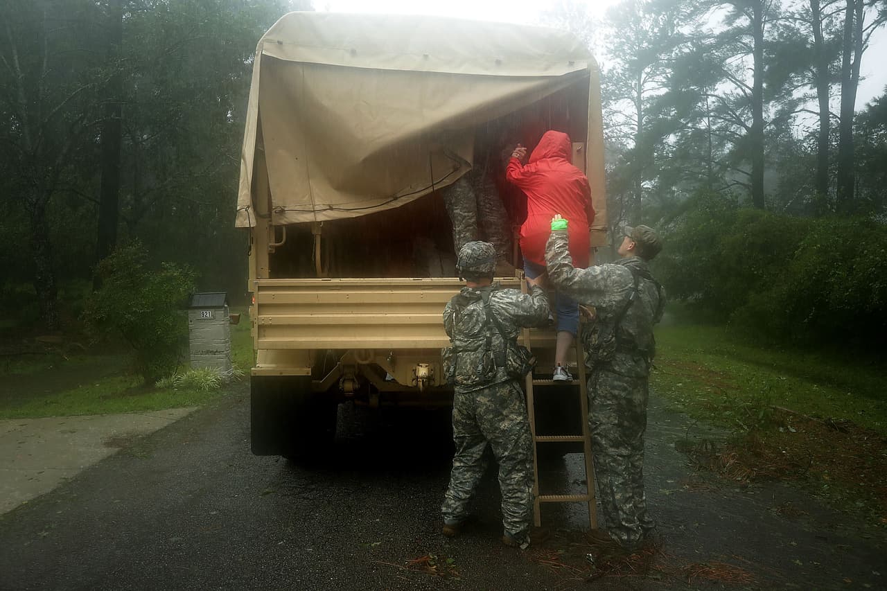 La Guardia Nacional de Carolina del Norte asiste afectados en Fairfield Harbor. Esta comunidad también se encuentra a la orilla del río Neuse, a pocas millas de New Bend y James City.