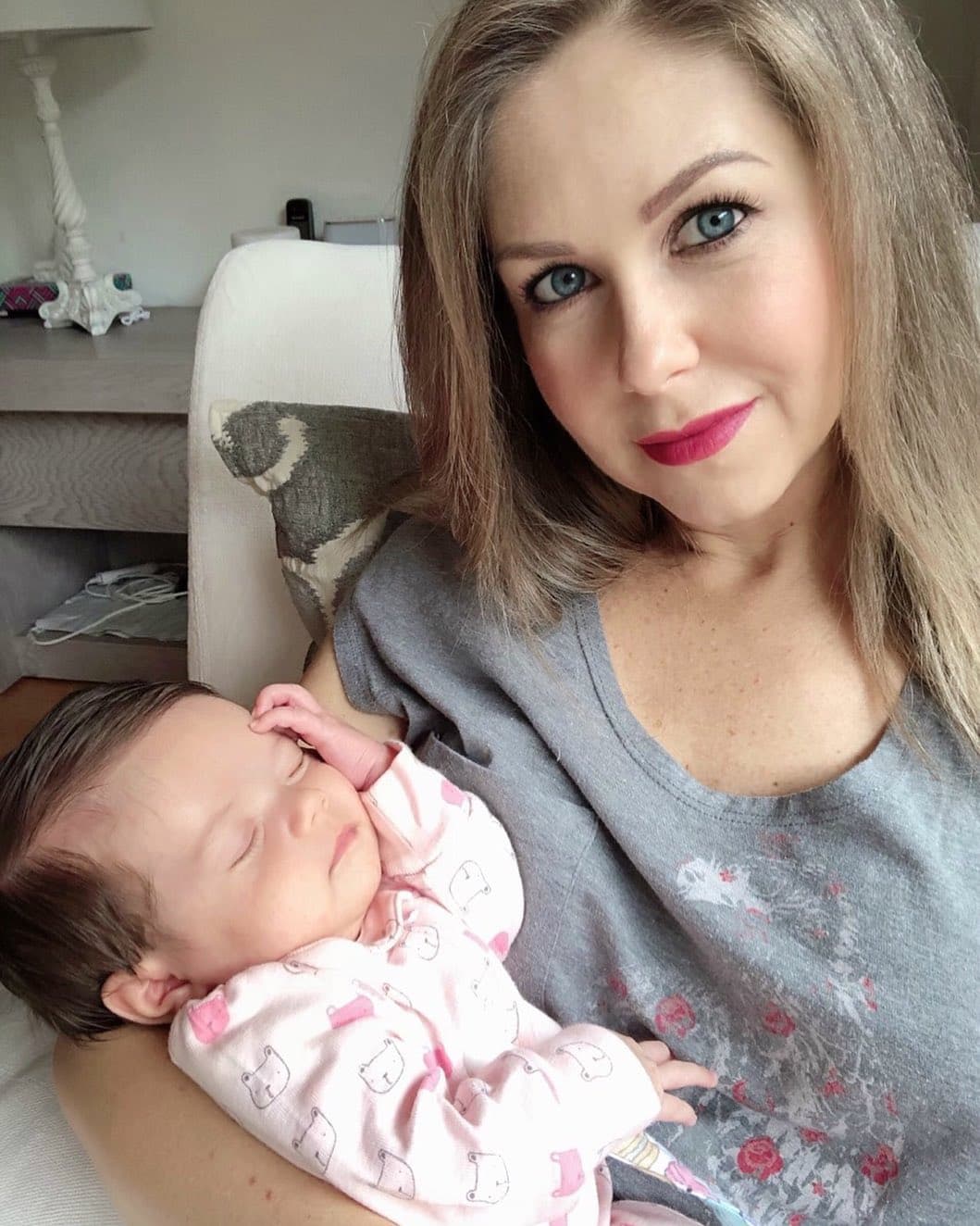 "Yo estaba desesperada porque yo ya estaba parada y lo veía venir, 
<b>en ningún momento frenó</b>. De reojo veo que mi bebé está dormida […] En esos segundos pensé de todo y tal cual, se frenó conmigo. Me quedé esperando el golpe y literal, cuando siente el golpe, levanta la mirada", agregó.
<br>