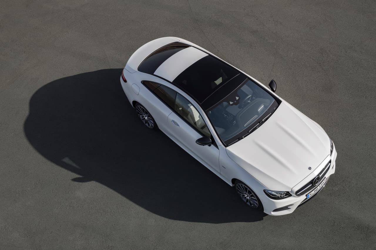 A pesar de la suavidad de sus líneas el Mercedes-Benz Clase E Coupe 2018 muestra una 
<b>carrocería muscular e imponente </b>que sugiere más potencia de la que el vehículo realmente es capaz de dar. En un futuro cercano es probable que Mercedes-Benz dote a este vehículo de un motor V8 al igualq ue hizo en su momento con el auto que sustituye.